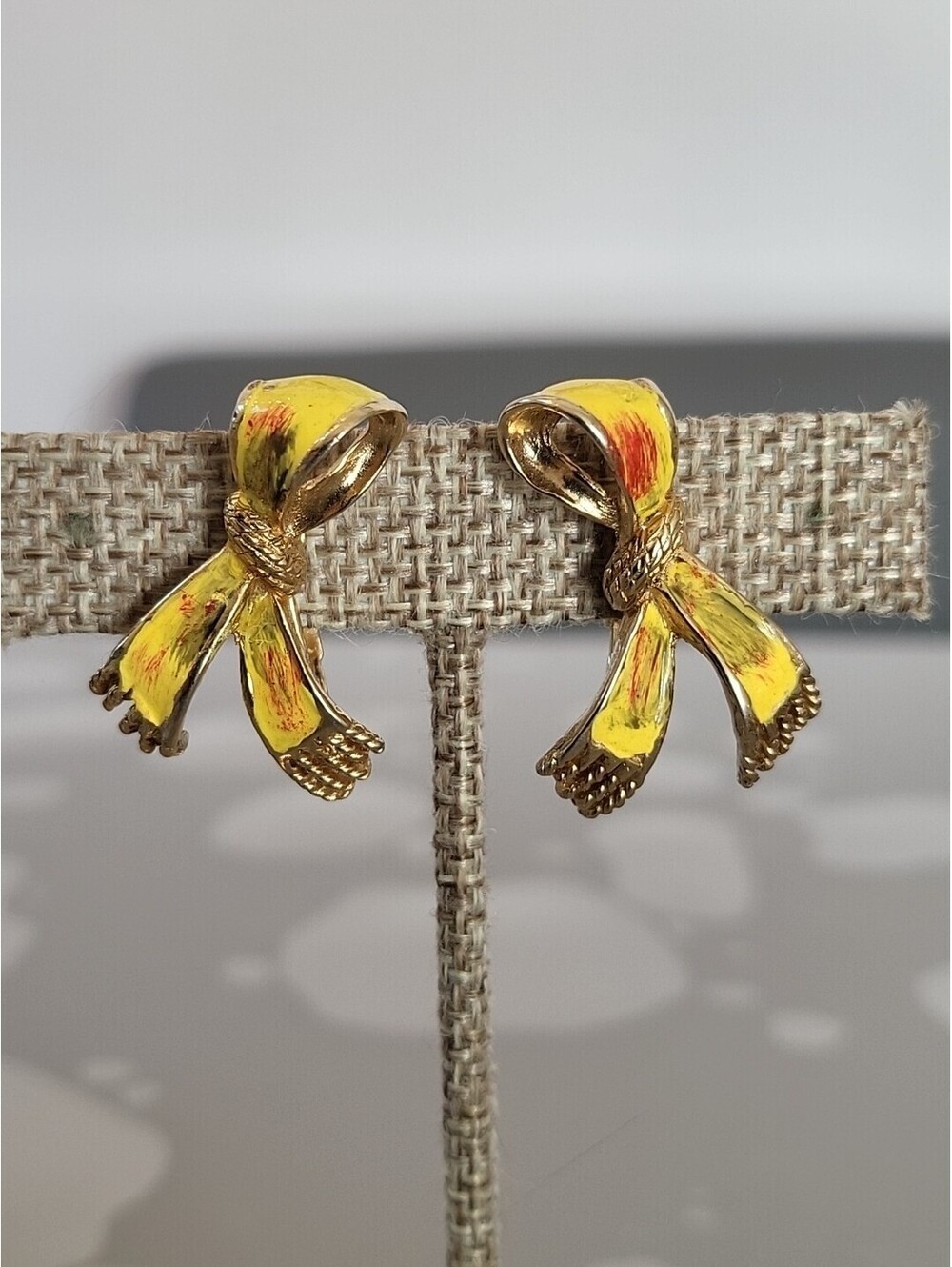 Vintage Gold Tone Yellow Scarf Enamel Ornate Clip-On Earrings Beautiful K46 - Picture 2 of 9